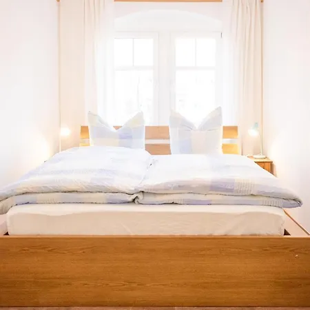 Helle Im Hinterhof Apartment